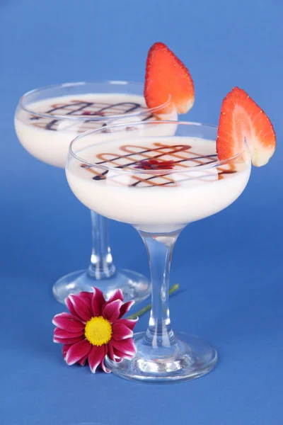 Fruit smoothies on blue background — Stock Photo, Image