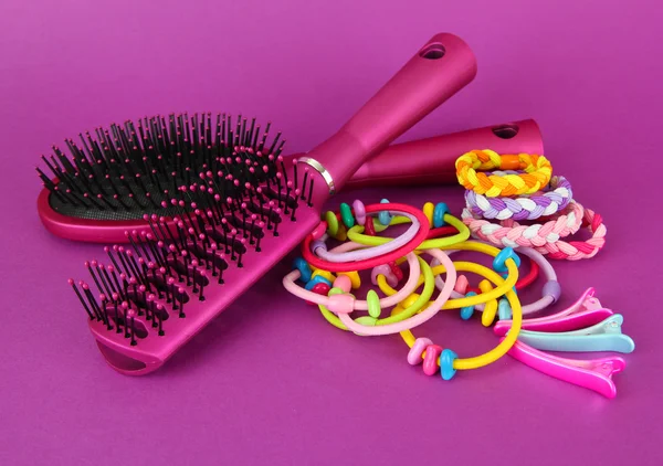 Scrunchies, haarborstel en haar - klem op een roze achtergrond — Stockfoto