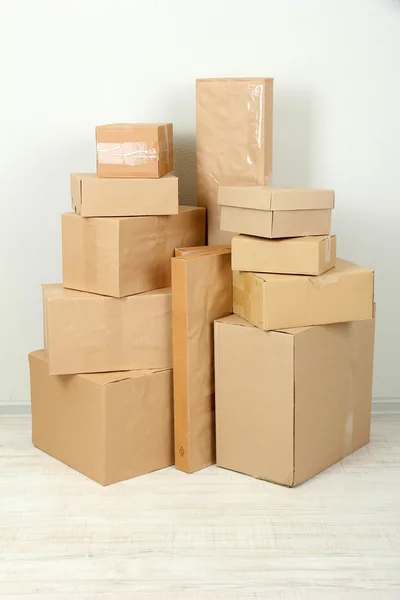 Different cardboard boxes in room — Stock Photo, Image