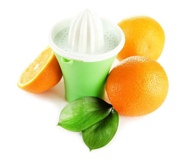 Citruspress och mogna apelsiner, isolerad på vit — Stockfoto