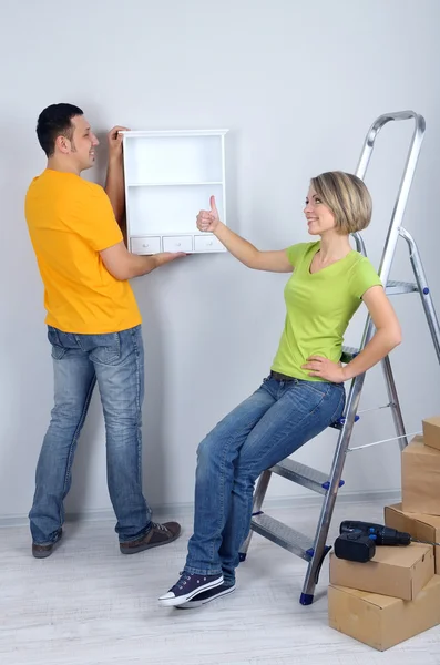 Jong stel verhuist in nieuw huis — Stockfoto