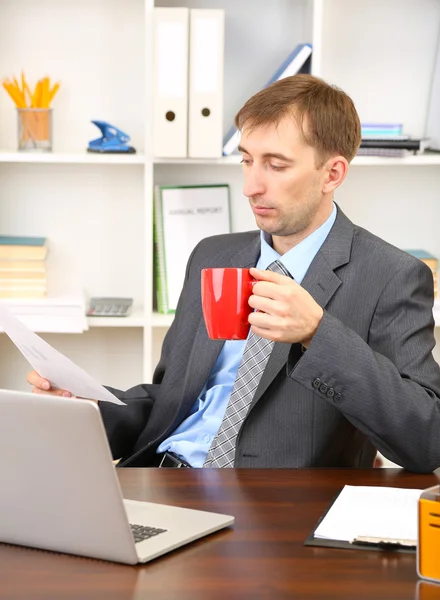 Young businessman at lunch break in office — Stock Photo, Image