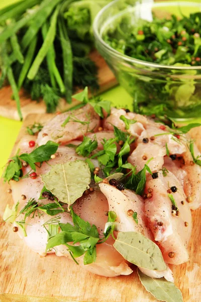 Carne de frango em prato de vidro, ervas e especiarias close-up — Fotografia de Stock