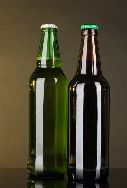 Bottiglie di birra su sfondo scuro — Foto Stock