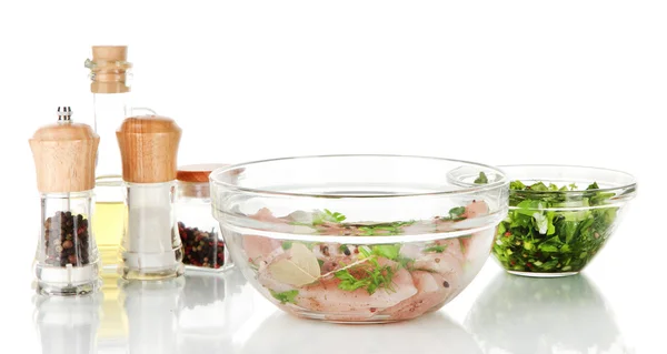 Carne di pollo in ciotola di vetro, erbe aromatiche e spezie isolate su bianco — Foto Stock