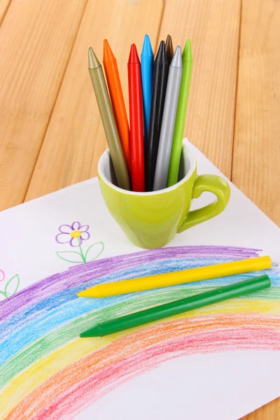 Lápis coloridos em copo na mesa — Fotografia de Stock