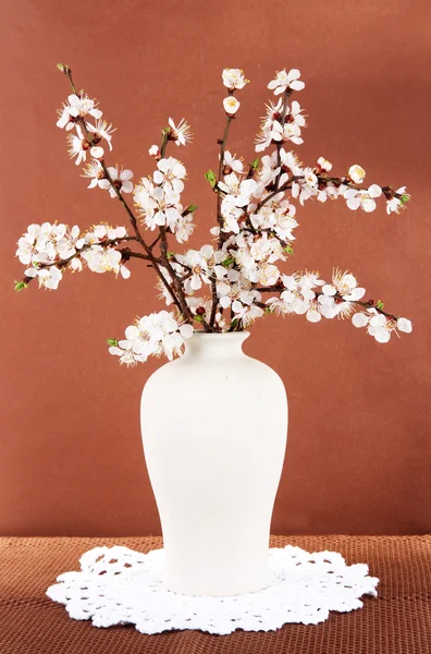 Beautiful blooming branches in vase on pink background — Stock Photo, Image