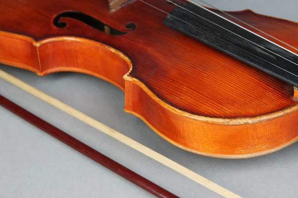 Violino classico su sfondo grigio — Foto Stock