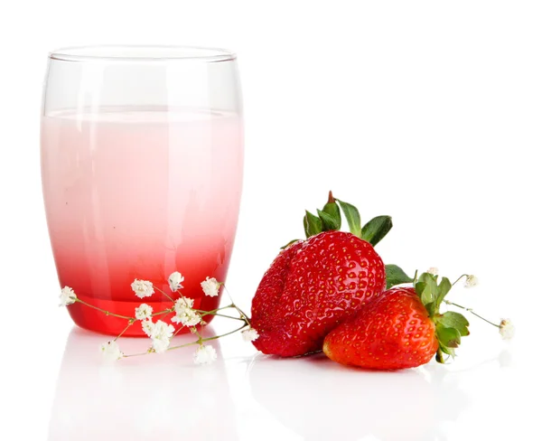 Delicioso yogur de fresa en vidrio aislado en blanco — Foto de Stock