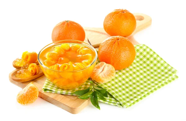 Marmellata di arance con scorza e mandarini su scrivania di legno, isolata su bianco — Foto Stock