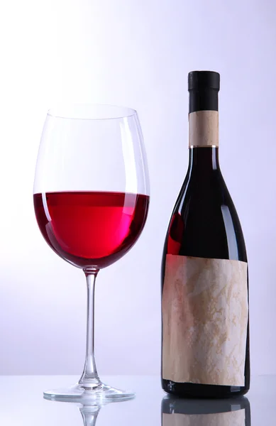 Glas vin med flaska isolerad på vit — Stockfoto
