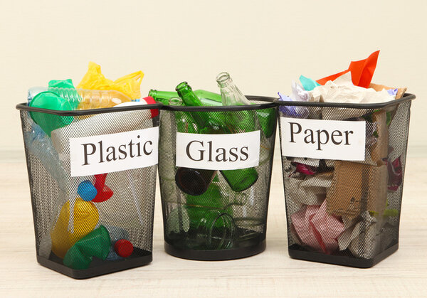 Ведра для сортировки отходов на фоне помещений
