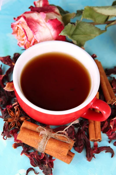 Трав'яний чай у скляній чашці, на кольоровому дерев'яному фоні — стокове фото