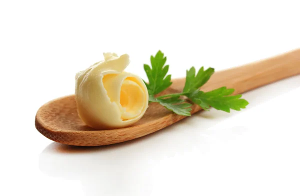 Rizo de mantequilla en cuchara de madera, aislado en blanco — Foto de Stock