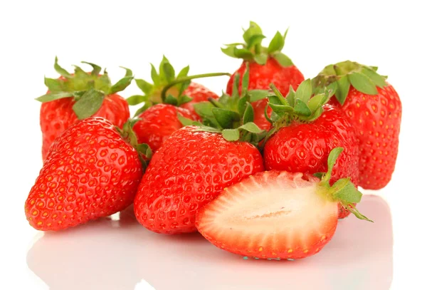 Färska jordgubbar isolerade på vitt — Stockfoto