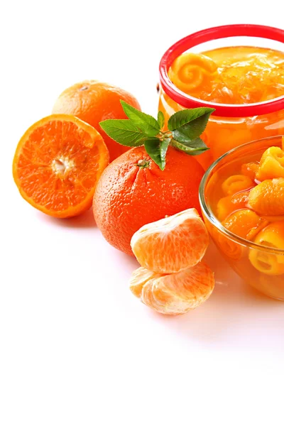 Narancs reszelt héja és a mandarin, elszigetelt fehér jam — Stock Fotó