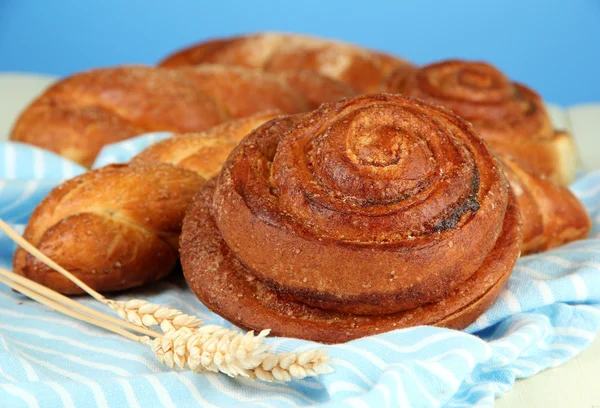 Composition with buns, on color napkin, on color background — Stock Photo, Image