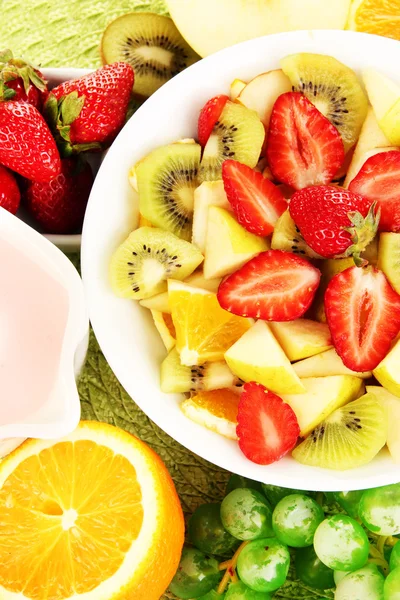 Nützlicher Obstsalat aus frischen Früchten und Beeren in Schüssel in Großaufnahme — Stockfoto