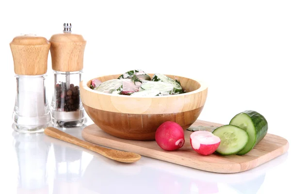 Ensalada de verduras con vitamina en cuenco de madera aislado en blanco — Foto de Stock