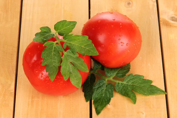 Fresh tomatoes on wooden table close-up — Stock Photo, Image