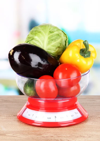 Свежие овощи в весах на столе на кухне — стоковое фото
