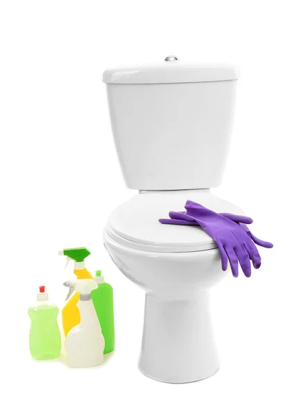 WC csésze és tisztítószerek, elszigetelt fehér — Stock Fotó