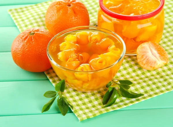 Sinaasappeljam met schil en mandarijnen op houten bureau op houten tafel — Stockfoto