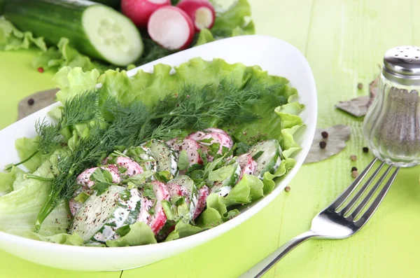 维生素蔬菜沙拉在碗上木表特写 — 图库照片