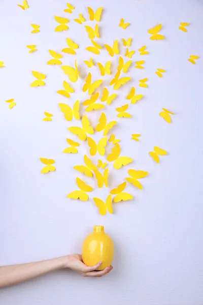 Бумажные желтые бабочки вылетают из вазы — стоковое фото