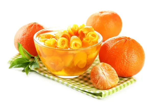 Апельсинове варення з цедрою та мандаринами, ізольовані на білому — стокове фото