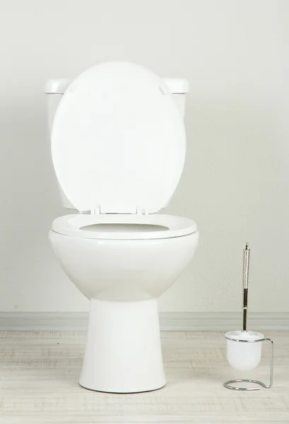 Білий унітаз у ванній кімнаті — стокове фото