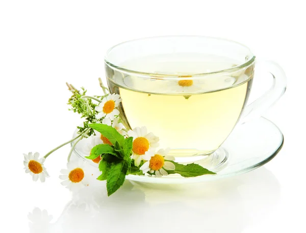 Taza de té de hierbas con manzanillas silvestres y menta, aislado en blanco — Foto de Stock