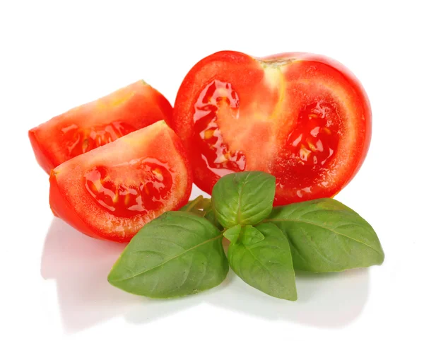 Tomate y albahaca aislados en blanco —  Fotos de Stock