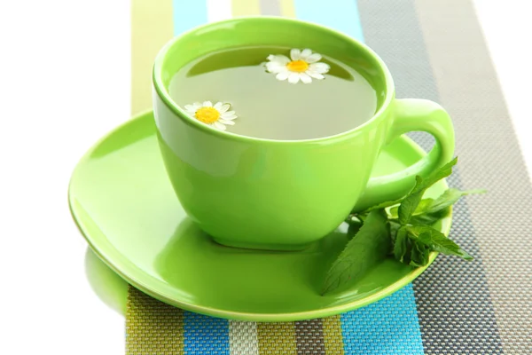 Taza de té de hierbas con manzanillas silvestres y menta, aislado en blanco — Foto de Stock