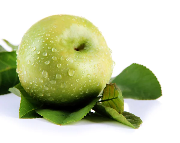 Soczyste jabłko z liści na białym tle — Zdjęcie stockowe