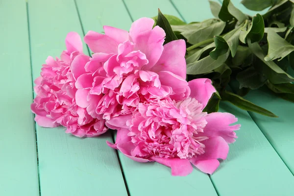 Beautiful peonies on table close-up — Stock Photo, Image