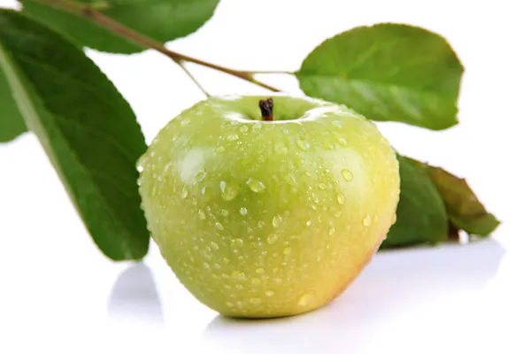 Pomme verte juteuse aux feuilles, isolée sur fond blanc — Photo