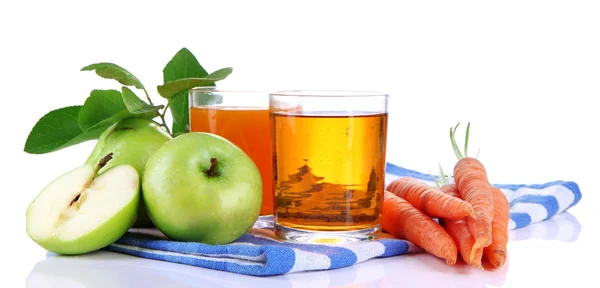 Gläser mit Saft, Äpfeln und Karotten, isoliert auf weiß — Stockfoto