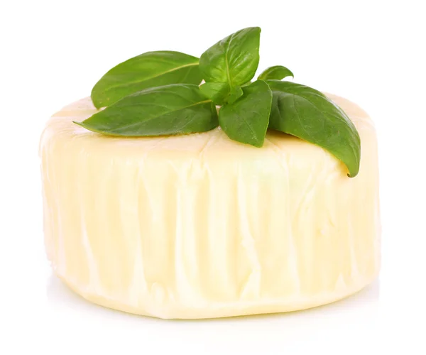 Mozzarella di formaggio e basilico isolato su bianco — Foto Stock