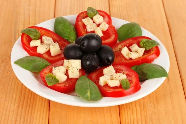 Mozzarella di formaggio con verdure in piatto sul tavolo — Foto Stock