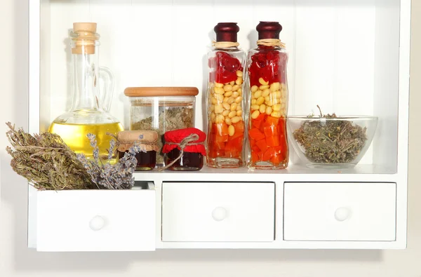 Variedad de especias en estantes de cocina — Foto de Stock