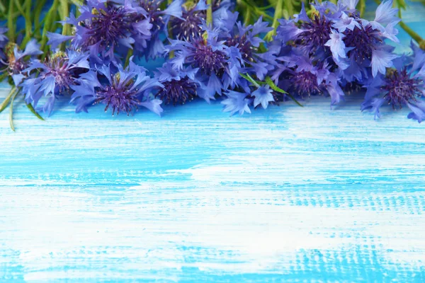 Bellissimo bouquet di fiordalisi su sfondo blu in legno — Foto Stock