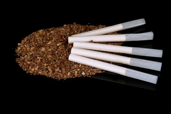 Tabak- und Zigarettenhülsen, isoliert auf schwarz — Stockfoto