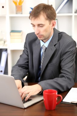 Öğle yemeği molası Office adlı genç işadamı