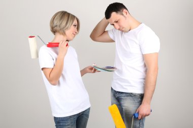 genç bir çift yenileme togethe yapıyor