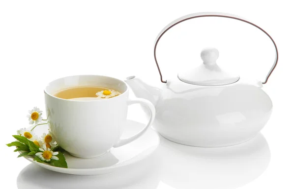 Xícara e bule de chá de ervas com camomilas selvagens e hortelã, isolado em branco — Fotografia de Stock