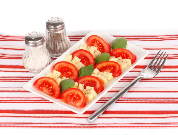 Käse-Mozzarella mit Gemüse auf dem Teller isoliert auf weiß — Stockfoto