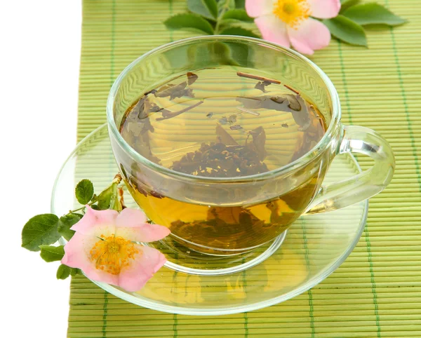 Secangkir teh herbal dengan bunga mawar pinggul, terisolasi di atas putih — Stok Foto