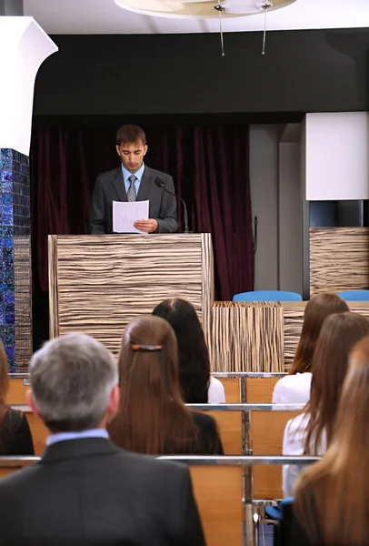 Affärsman gör ett tal vid konferensrum — Stockfoto