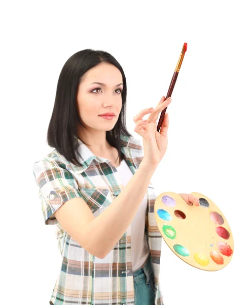 Fırçalar ve palet üzerinde beyaz izole iş, güzel bir genç kadın ressam — Stok fotoğraf
